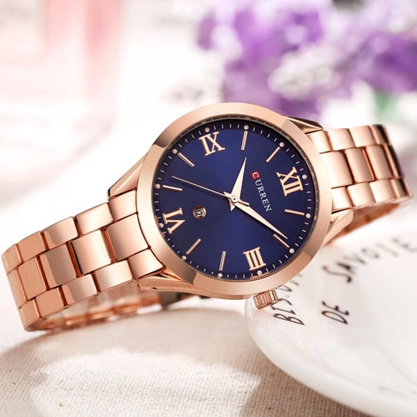 CURREN 9007 – ELEGANCIA FEMENINA CON DETALLES AZULADOS